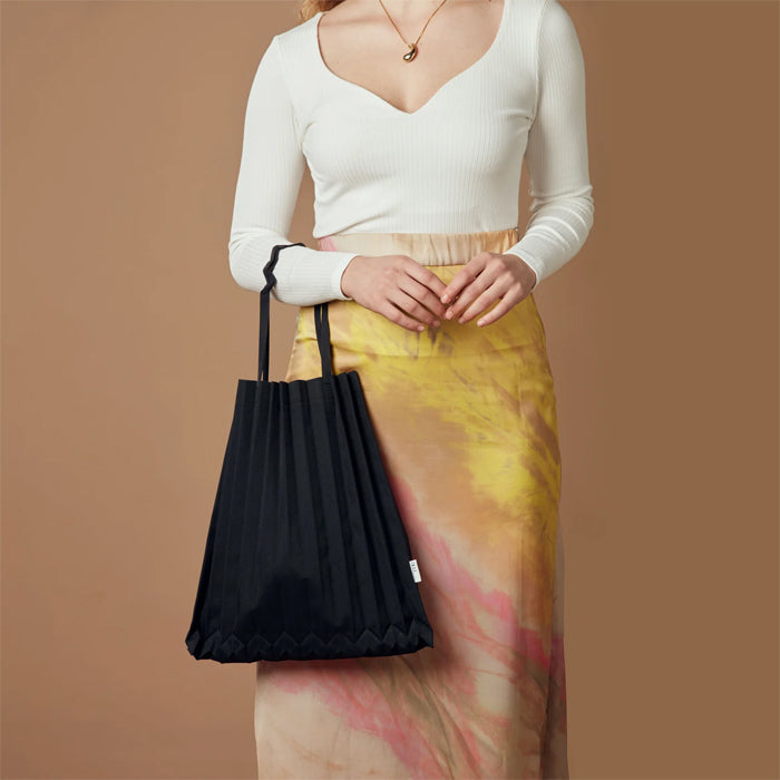 ME ISSEY MIYAKE RECYCLED POLYESTER TRUNK PLEATS BAG – Seek Indonesia